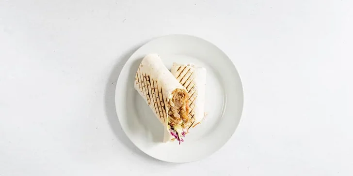 Parádní bašta: tortilla plněná masem, sýrem a zeleninou i nápoj dle výběru