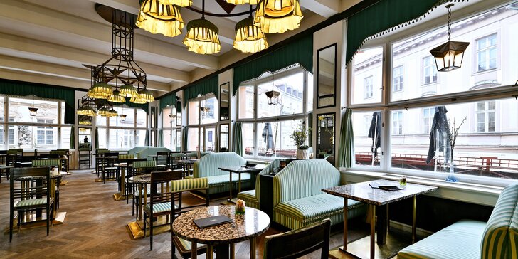 Vejce do skla či vejce Benedikt a káva k tomu v kubistickém Grand Cafe Orient