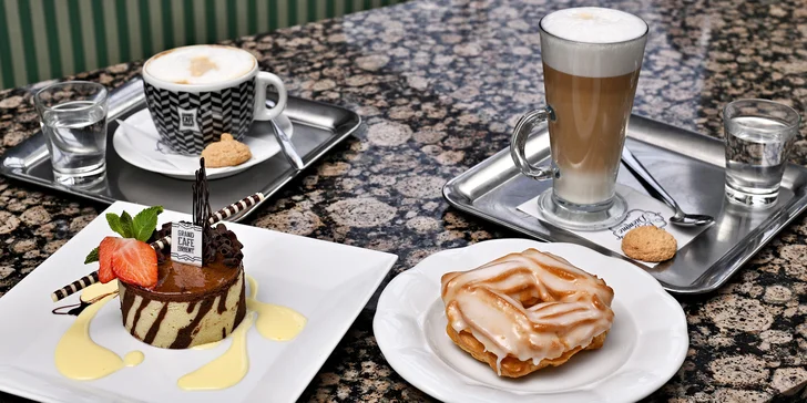 Káva a dezerty v proslulém kubistickém Grand Cafe Orient