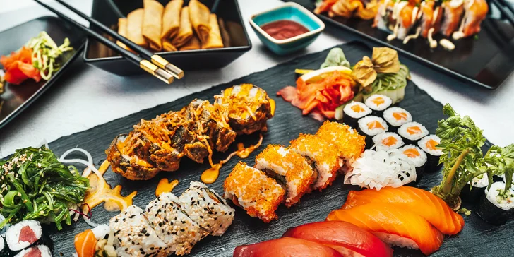 Sushi sety s 24 až 58 ks: maki, nigiri, velké smažené rolky i minizávitky a mořské řasy