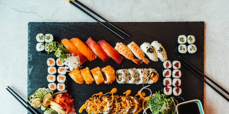 Sushi sety s 24 až 58 ks: maki, nigiri, velké smažené rolky i minizávitky a mořské řasy