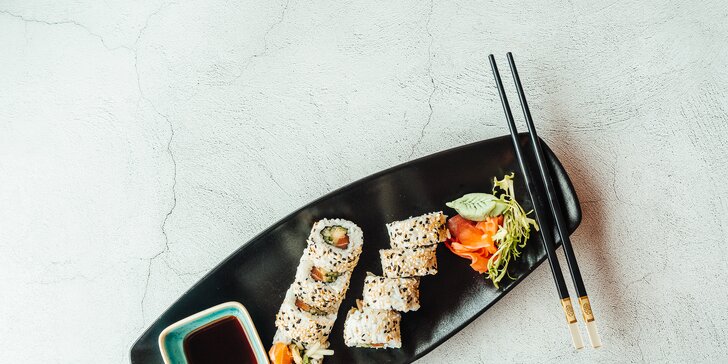 Sushi sety s 24 až 58 ks: maki, nigiri, velké smažené rolky i minizávitky a mořské řasy