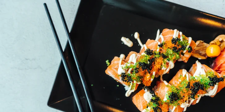 Sushi sety s 24 až 58 ks: maki, nigiri, velké smažené rolky i minizávitky a mořské řasy