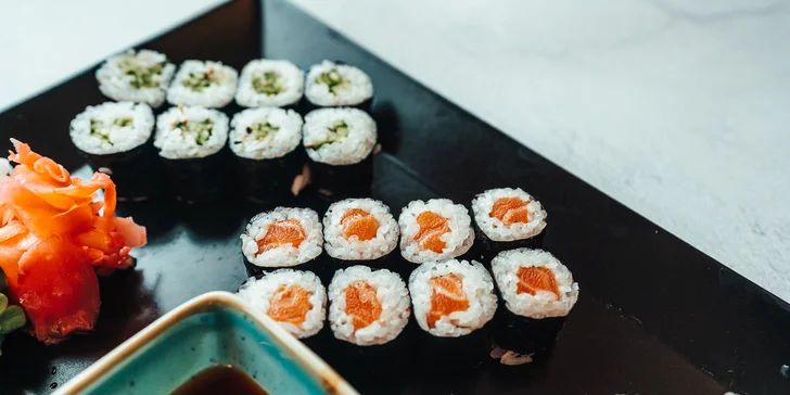 Sushi sety s 24 až 58 ks: maki, nigiri, velké smažené rolky i minizávitky a mořské řasy