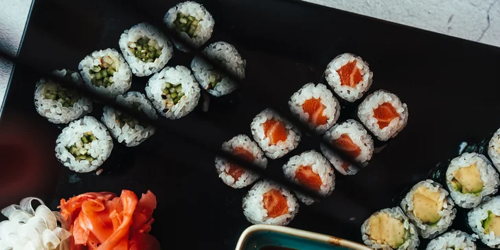 Sushi sety s 24 až 58 ks: maki, nigiri, velké smažené rolky i minizávitky a mořské řasy