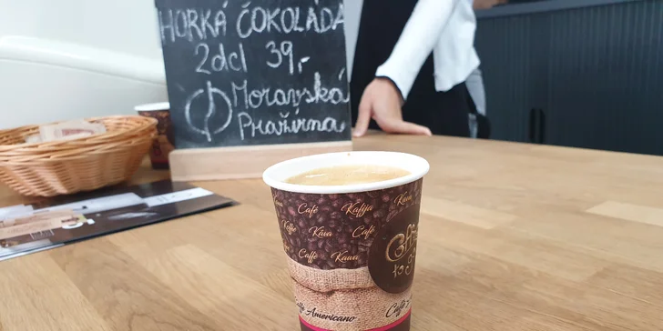 Káva z pražírny v centru Olomouce s sebou: espresso, flat white, cappuccino aj.