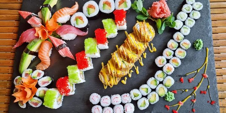 66 až 106 ks pestrobarevného sushi: maki i nigiri s rybami a zeleninou