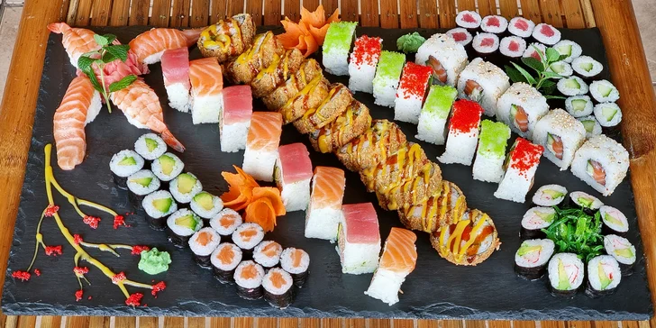 66 až 106 ks pestrobarevného sushi: maki i nigiri s rybami a zeleninou
