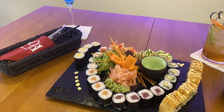 Sety 28, 40 nebo 74 kousků pestrého sushi s rybami i zeleninou na suchém ledu