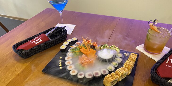 Sety 28, 40 nebo 74 kousků pestrého sushi s rybami i zeleninou na suchém ledu