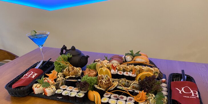 74 kousků pestrého sushi s rybami i zeleninou na suchém ledu