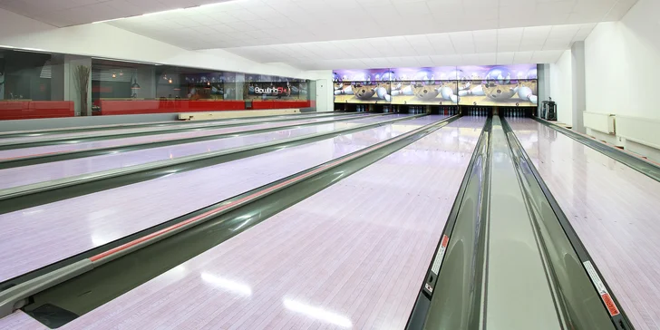 Hodina bowlingu na profi dráze a dvě 32cm pizzy podle výběru až pro 8 osob