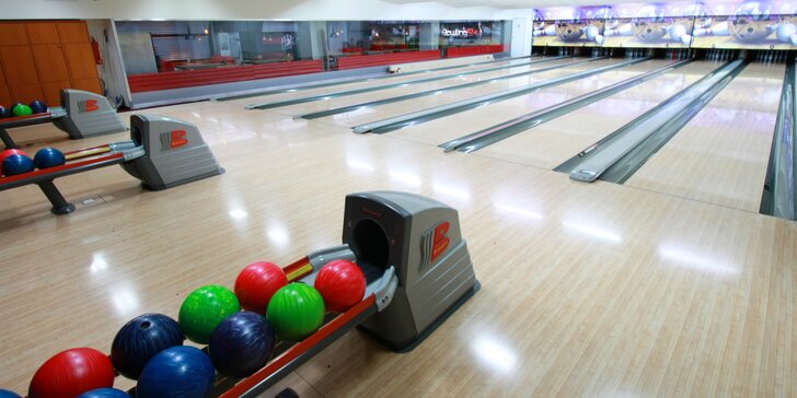 Hodina bowlingu na profi dráze a dvě 32cm pizzy podle výběru až pro 8 osob