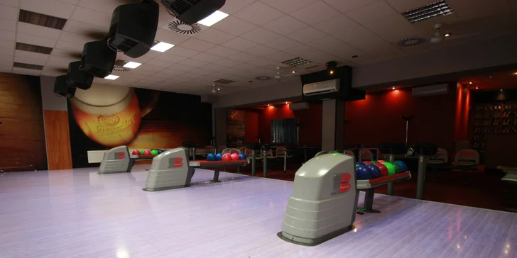 Hodina bowlingu na profi dráze a dvě 32cm pizzy podle výběru až pro 8 osob