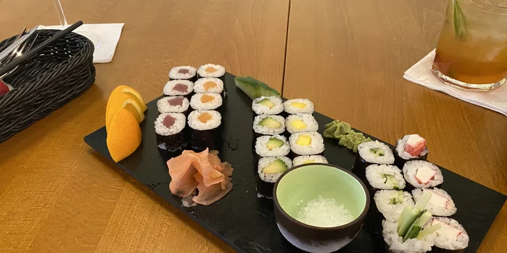 Sety až 54 ks sushi: maki, nigiri i speciální rolky podávané na suchém ledu