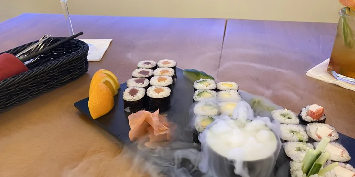 Sety až 54 ks sushi: maki, nigiri i speciální rolky podávané na suchém ledu