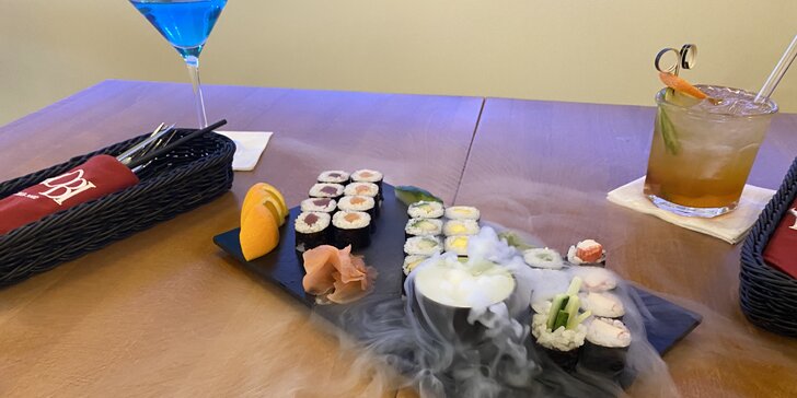 Sety až 32 ks sushi: maki, nigiri i speciální rolky podávané na suchém ledu