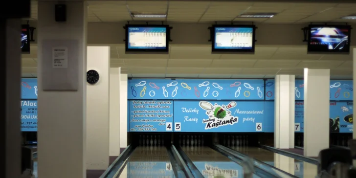 Zábava až pro 5 osob: 1 hodina bowlingu na profesionální dráze a k tomu třeba i 1 kg žeber
