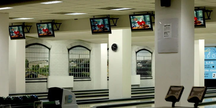 Zábava až pro 5 osob: 1 hodina bowlingu na profesionální dráze a k tomu třeba i 1 kg žeber