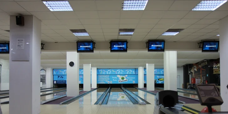 Zábava až pro 5 osob: 1 hodina bowlingu na profesionální dráze a k tomu třeba i 1 kg žeber
