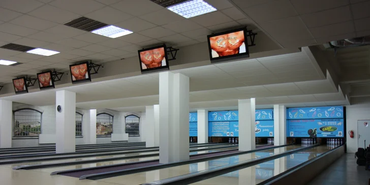 Zábava až pro 5 osob: 1 hodina bowlingu na profesionální dráze a k tomu třeba i 1 kg žeber