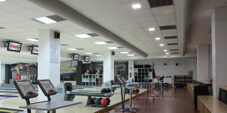 Zábava až pro 5 osob: 1 hodina bowlingu na profesionální dráze a k tomu třeba i 1 kg žeber