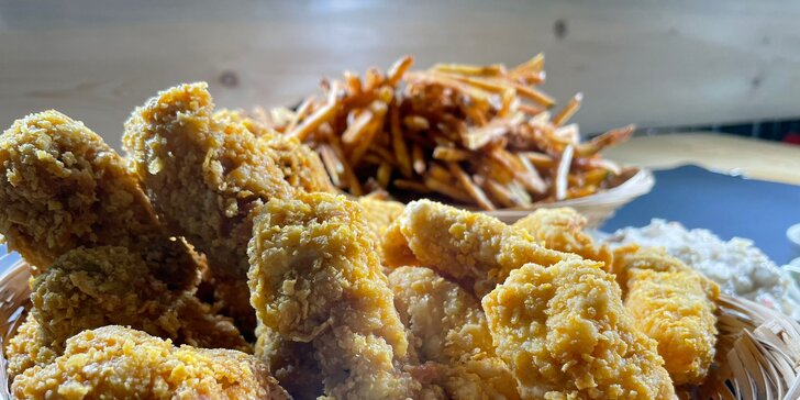 Prostě kuře: smažená kuřecí křídla a stripsy s hromadou hranolků