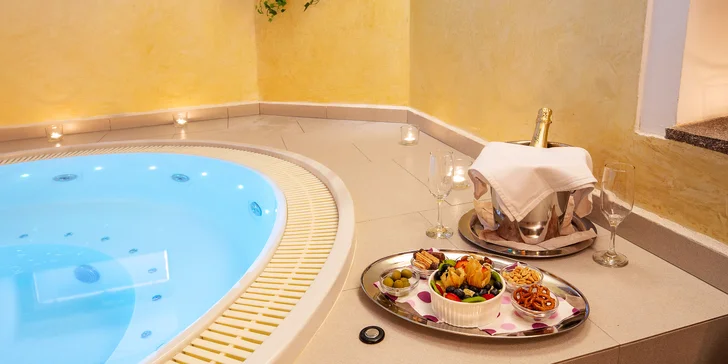 90 minut privátního wellness pro pár: romantika i relax ve vířivce či sauně