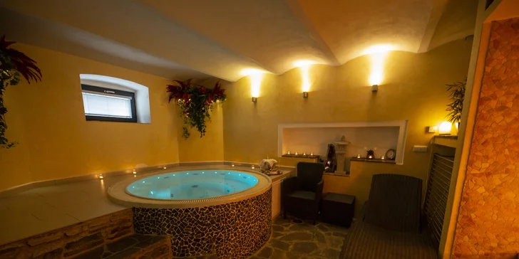 90 minut privátního wellness pro pár: romantika i relax ve vířivce či sauně