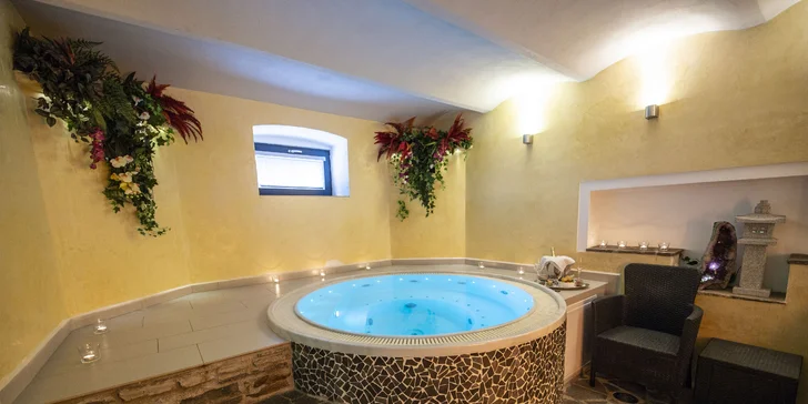 90 minut privátního wellness pro pár: romantika i relax ve vířivce či sauně