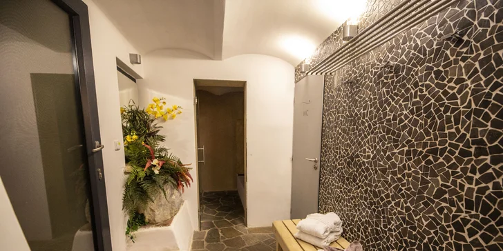 90 minut privátního wellness pro pár: romantika i relax ve vířivce či sauně