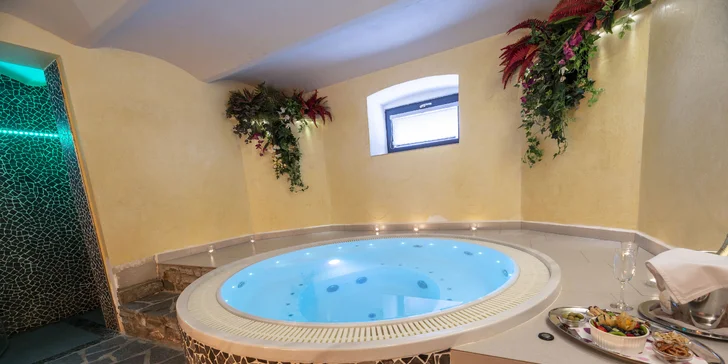90 minut privátního wellness pro pár: romantika i relax ve vířivce či sauně