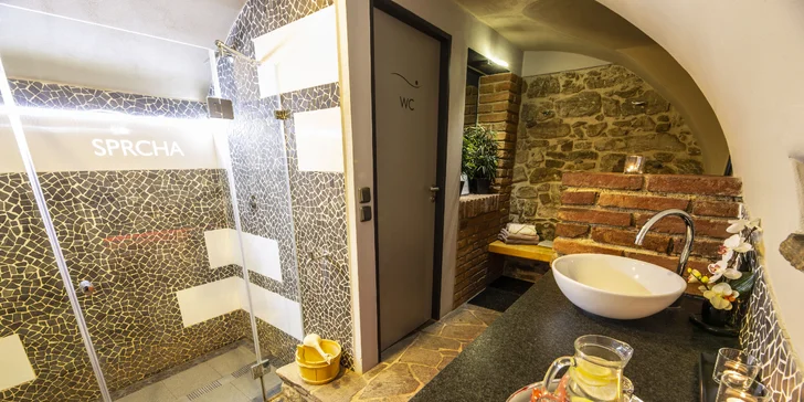 90 minut privátního wellness pro pár: romantika i relax ve vířivce či sauně