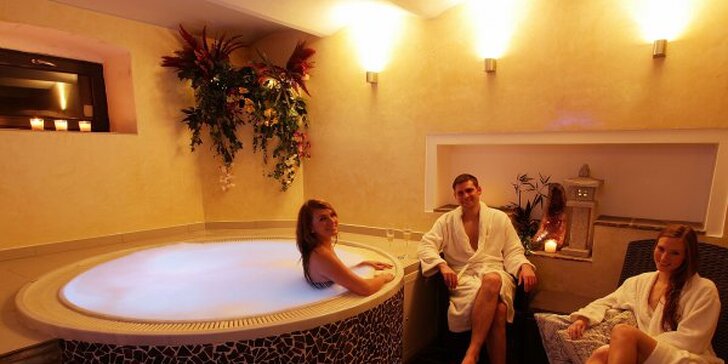 90 minut privátního wellness pro 2: romantika i relax ve vířivce či sauně