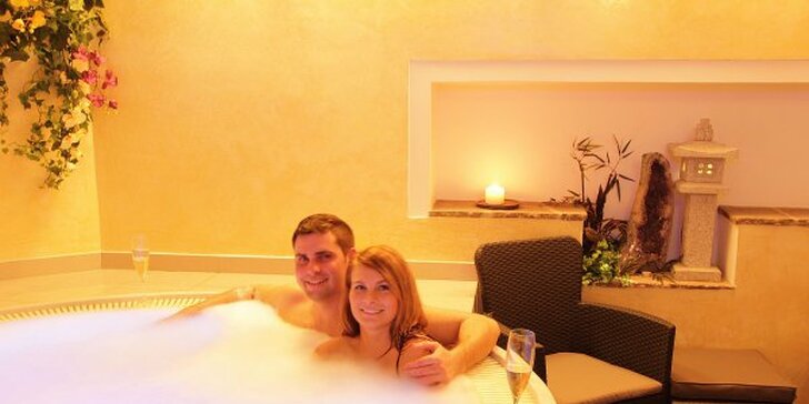 90 minut privátního wellness pro pár: romantika i relax ve vířivce či sauně