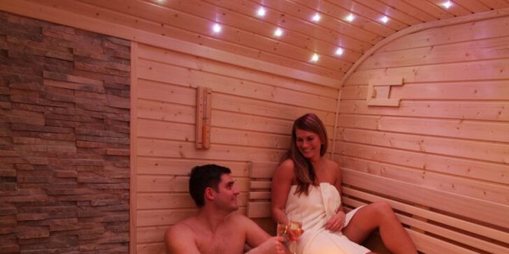 90 minut privátního wellness pro pár: romantika i relax ve vířivce či sauně
