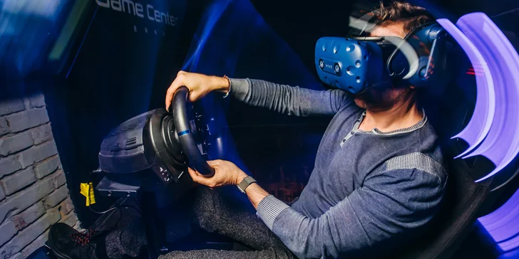 Rallye i bez řidičáku: 15 minut na závodním simulátoru ve virtuální realitě vč. předstartovní instruktáže