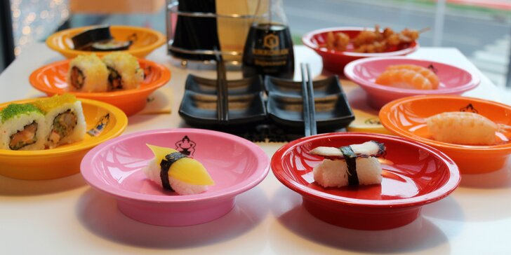 Running sushi: 2 hodiny neomezené konzumace rolek, mořských plodů i dezertů v Plzni