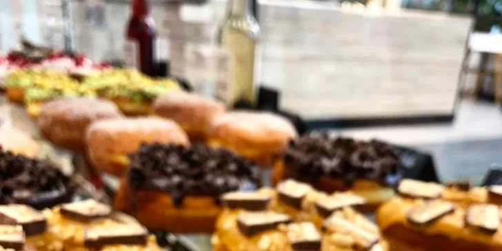 Donut a káva v pardubickém OC Atrium: espresso či americano, plněné a neplněné dezerty