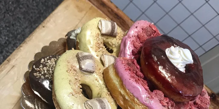 Donut a káva v pardubickém OC Atrium: espresso či americano, plněné a neplněné dezerty