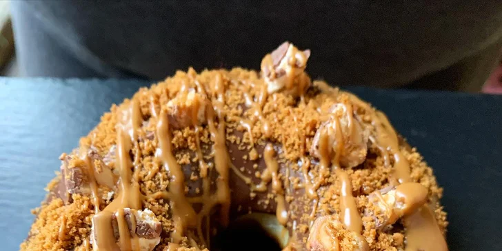 Donut a káva v pardubickém OC Atrium: espresso či americano, plněné a neplněné dezerty