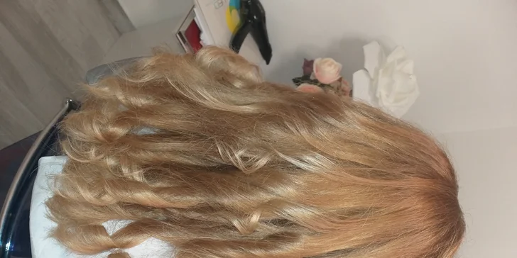Kadeřnický balíček pro dámy: módní střih s vlasovou maskou filler