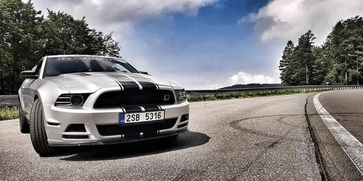 Upravený Ford Mustang: 30 nebo 60 min. řízení, až 2 pasažéři zdarma