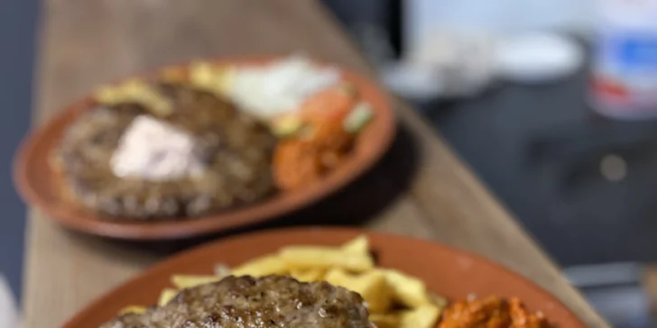 Mix grill pro 2–4 osob: čevapčiči, krkovice, klobása i steak, hranolky a omáčky