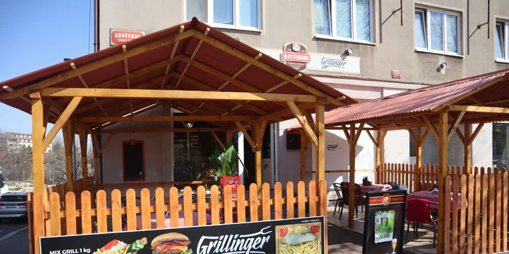 Mix grill pro 2–4 osob: čevapčiči, krkovice, klobása i steak, hranolky a omáčky