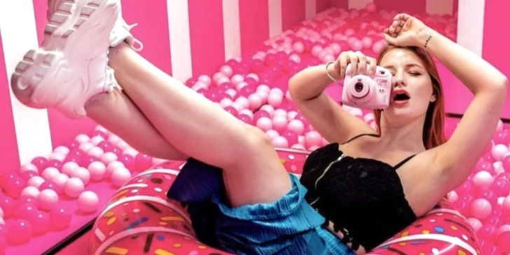 Pořiďte si dokonalé fotky na interaktivní výstavě Selfie House: přes 20 scenérií