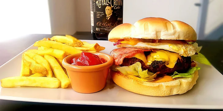 Burger menu pro jednoho nebo dva gurmány: nápoj, hranolky a omáčka