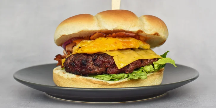 Burger menu pro jednoho nebo dva gurmány: nápoj, hranolky a omáčka