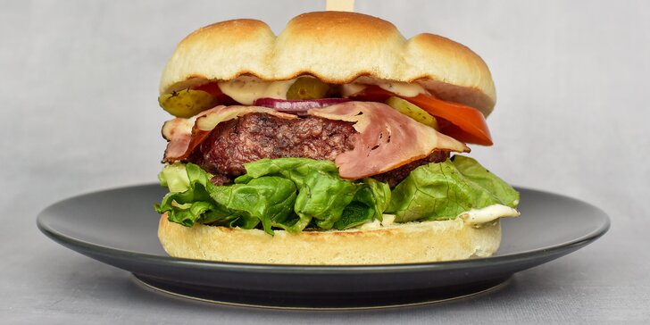 Burger menu pro jednoho nebo dva gurmány: nápoj, hranolky a omáčka