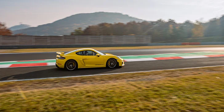 Superrychlá jízda na závodním okruhu v Mostě i Brně: 1–4 kola jako řidič či spolujezdec Porsche GT3 a GT4